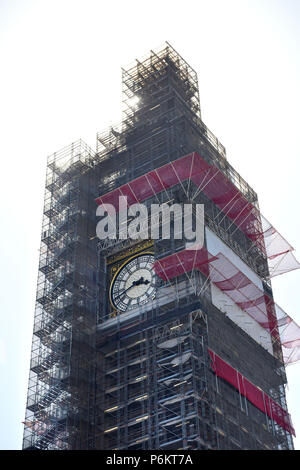 Chambres du Parlement de Westminster, où Big Ben est couvert en échafaudage alors qu'elle entreprend la restauration à Londres. Banque D'Images