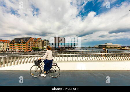 Copenhague, Danemark - 14 juin 2018 : personnes non identifiées sur Inderhavnsbroen bridge à Copenhague, Danemark. Il est piétonnier et cycliste combiné t0 Banque D'Images