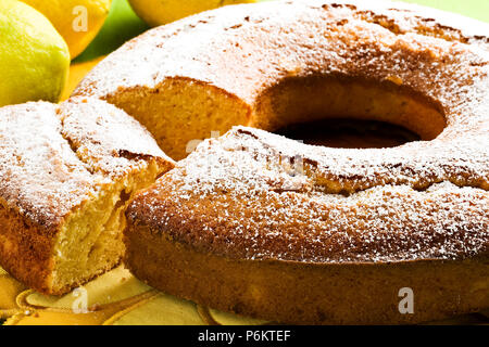 Angel food cake en tranches avec la fourchette d'argent et de citrons Banque D'Images