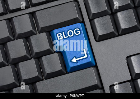 Clavier ordinateur vide avec touche entrée remplacé avec clé BLOG bleu Banque D'Images