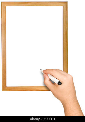 La main avec marqueur noir sur tableau blanc vide isolé du châssis en bois Banque D'Images