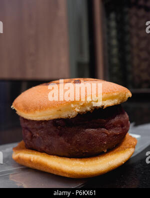 Crêpe japonais avec Haricot rouge Haricot Adzuki, remplissage, Dorayaki Banque D'Images