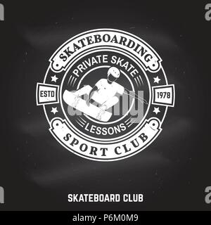 Skateboarding Sport club inscription au tableau. Vector illustration. Sport extrême. Club de patinage d'emblèmes, signes et t-shirt design. Retro typographie design avec la planche et le texte. Illustration de Vecteur