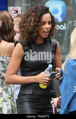 Rochelle Humes vu portant une tenue en cuir qu'elle parle à Emma Bunton en dehors des studios de Radio Mondiale - London comprend : Rochelle Humes Où : London, Royaume-Uni Quand : 31 mai 2018 Source : WENN.com Banque D'Images