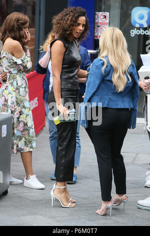 Rochelle Humes vu portant une tenue en cuir qu'elle parle à Emma Bunton en dehors des studios de Radio Mondiale - London comprend : Rochelle Humes, Slaï Où : London, Royaume-Uni Quand : 31 mai 2018 Source : WENN.com Banque D'Images