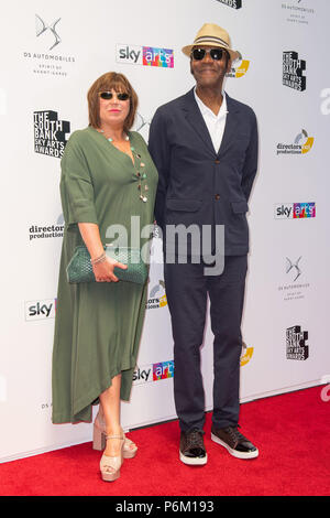 Sir Henry Lenny et Lisa Makin arrivant pour la Rive Sud Sky Arts Awards au Savoy Hotel, le centre de Londres. Banque D'Images