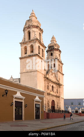 La cathédrale de San Francisco de Campeche dans la lumière du soir, Mexique Banque D'Images