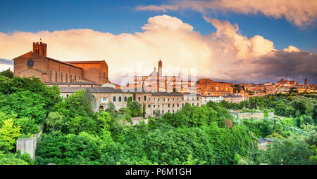 Paysages de Sienne, une belle ville médiévale en Toscane, avec vue sur le dôme et clocher de la cathédrale (Duomo), vue de la Tour du Mangia Banque D'Images