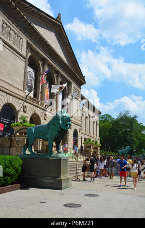 L'emblématique les lions montent la garde à l'extérieur de l'entrée principale de l'Art Institute de Chicago sur Michigan Avenue. Banque D'Images