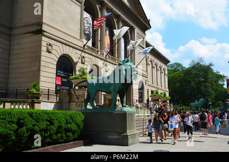 L'emblématique les lions montent la garde à l'extérieur de l'entrée principale de l'Art Institute de Chicago sur Michigan Avenue. Banque D'Images