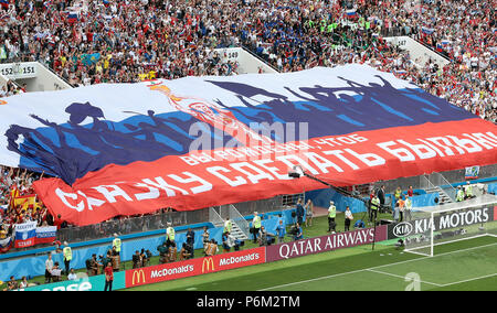 La Russie fans voler un grand drapeau pendant la Coupe du Monde FIFA 2018, série de seize match au stade Luzhniki de Moscou. Banque D'Images