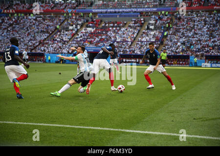 Kazan, Russie, 30 juin 2018 : Messi strugging d'aborder les opposants français à Kazan le 30 juin au cours de la première série de 16 étaient la France et l'Argentine joue une coupe du monde dans laquelle la France et l'Argentine 3 4 La campagne de l'Argentine a pris fin que la France a fait une victoire par 4-3. Seshadri SUKUMAR Crédit : Seshadri SUKUMAR/Alamy Live News Banque D'Images