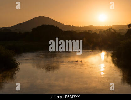 Lever du soleil sur la rivière Severn et le Wrekin, Shropshire, England, UK. Banque D'Images