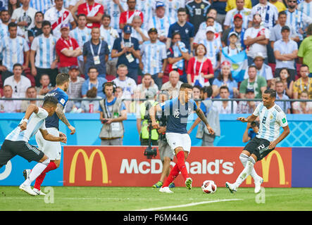 Kazan, Russie. Jun 30, 2018. Argentine - France 3-4, Soccer, Kazan, 30 juin, 2018 Corentin TOLISSO, FRA 12 concurrence pour la balle, s'attaquer, duel, un en-tête contre Gabriel Mercado, ARG 2 ARGENTINE - FRANCE 3-4 FIFA World Cup 2018, le meilleur de la Russie 16 , saison 2018/2019, 30 juin 2018 z un stade k a n - a r e n a à Kazan, Russie. © Peter Schatz / Alamy Live News Banque D'Images