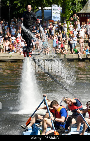 Chester, Royaume-Uni. 1er juillet 2018. Le radeau de bienfaisance annuel de la race sur la rivière Dee organisée par le Rotary Club. Les concurrents sont humectés avec de l'eau par Jay St John sur un flyboard. Crédit : Andrew Paterson/Alamy Live News Banque D'Images