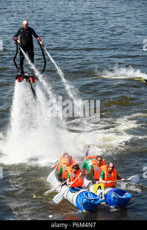 Chester, Royaume-Uni. 1er juillet 2018. Le radeau de bienfaisance annuel de la race sur la rivière Dee organisée par le Rotary Club. Les concurrents sont humectés avec de l'eau par Jay St John sur un flyboard. Crédit : Andrew Paterson/Alamy Live News Banque D'Images