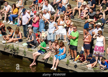 Chester, Royaume-Uni. 1er juillet 2018. Regardez la foule radeau annuel de bienfaisance de la race sur la rivière Dee organisée par le Rotary Club. Crédit : Andrew Paterson/Alamy Live News Banque D'Images