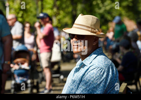 Chester, Royaume-Uni. 1er juillet 2018. Un homme jouit du soleil matinal à l'Oliveraie, le long de la rivière Dee. Crédit : Andrew Paterson / Alamy Live News Banque D'Images