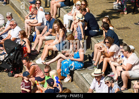 Chester, Royaume-Uni. 1er juillet 2018. Les gens apprécient le soleil du matin à l'Oliveraie, le long de la rivière Dee. Crédit : Andrew Paterson / Alamy Live News Banque D'Images