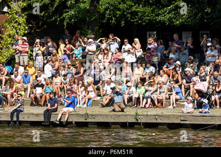 Chester, Royaume-Uni. 1er juillet 2018. La foule profiter du soleil à l'Oliveraie, le long de la rivière Dee en regardant le radeau de bienfaisance annuel de la race. Crédit : Andrew Paterson / Alamy Live News Banque D'Images