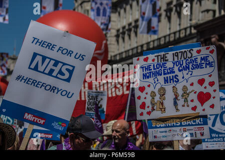 Londres, Royaume-Uni. Jun 30, 2018. Avec le NHS 70 ans cette année, des milliers ont défilé dans le centre de Londres, dans un rallye national d'appuyer le service et de demander plus de fonds du gouvernement. David Rowe/Alamy Live News Banque D'Images