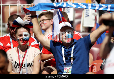 (180701) -- MOSCOU, 1 juillet 2018 (Xinhua) -- Fans sont vues avant la Coupe du Monde FIFA 2018 ronde de 16 match entre l'Espagne et la Russie à Moscou, Russie, le 1 juillet 2018. (Xinhua/Wu Zhuang) Banque D'Images