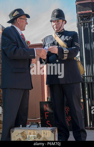 Kidderminster, UK. 1er juillet 2018. Un voyage dans le temps se poursuit à la Severn Valley Railway, tous impliqués en arrière vers les années 40. Les visiteurs et le personnel de mettre tout en œuvre pour assurer une guerre réaliste La Grande-Bretagne est vécu par tous sur ce patrimoine de la ligne de chemin de fer. Credit : Lee Hudson/Alamy Live News Banque D'Images