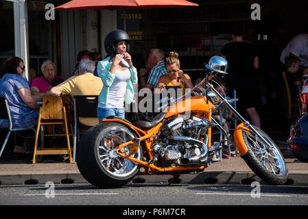 Southend on Sea, Essex, Royaume-Uni. Le redoux a continué à Southend. Une femme fait-rider avec casque moto custom chopper Banque D'Images