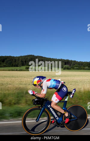 Greding, Allemagne. 1er juillet 2018. Triathlète britannique Charles Lucy en action pendant la partie vélo du Triathlon DATEV Challenge Roth 2018. A la 17e occasion de l'événement, les participants ont à 3.8km de natation, 180km vélo et courir 42km. Crédit : Daniel Karmann/dpa/Alamy Live News Banque D'Images