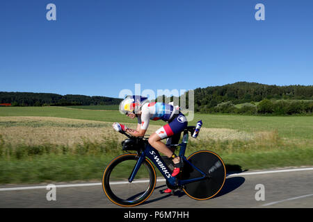 Greding, Allemagne. 1er juillet 2018. Triathlète britannique Charles Lucy en action pendant la partie vélo du Triathlon DATEV Challenge Roth 2018. A la 17e occasion de l'événement, les participants ont à 3.8km de natation, 180km vélo et courir 42km. Crédit : Daniel Karmann/dpa/Alamy Live News Banque D'Images