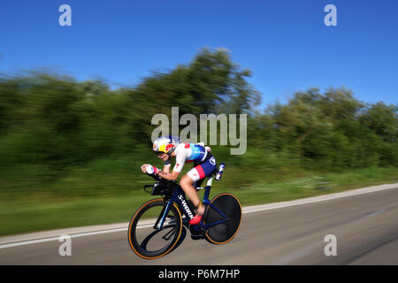 Greding, Allemagne. 1er juillet 2018. Triathlète britannique Charles Lucy en action pendant la partie vélo du Triathlon DATEV Challenge Roth 2018. A la 17e occasion de l'événement, les participants ont à 3.8km de natation, 180km vélo et courir 42km. Crédit : Daniel Karmann/dpa/Alamy Live News Banque D'Images