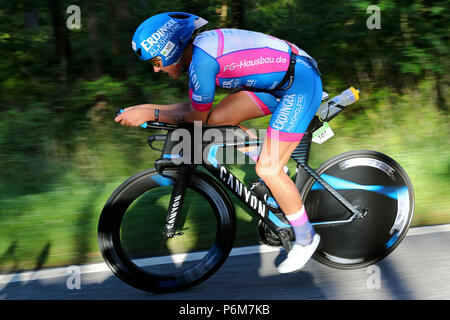 Hilpoltstein, Allemagne. 1er juillet 2018. La triathlète allemande Daniela Saemmler en action pendant la partie vélo du Triathlon DATEV Challenge Roth 2018. A la 17e occasion de l'événement, les participants ont à 3.8km de natation, 180km vélo et courir 42km. Crédit : Daniel Karmann/dpa/Alamy Live News Banque D'Images