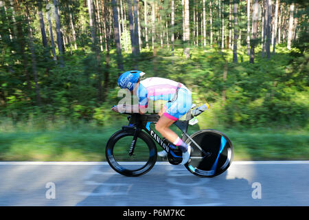 Hilpoltstein, Allemagne. 1er juillet 2018. La triathlète allemande Daniela Saemmler en action pendant la partie vélo du Triathlon DATEV Challenge Roth 2018. A la 17e occasion de l'événement, les participants ont à 3.8km de natation, 180km vélo et courir 42km. Crédit : Daniel Karmann/dpa/Alamy Live News Banque D'Images