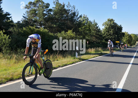 Greding, Allemagne. 1er juillet 2018. Triathlète allemand Sebastian Kienle (l) en action pendant la partie vélo du Triathlon DATEV Challenge Roth 2018. A la 17e occasion de l'événement, les participants ont à 3.8km de natation, 180km vélo et courir 42km. Crédit : Daniel Karmann/dpa/Alamy Live News Banque D'Images