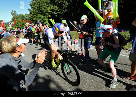 Hilpoltstein, Allemagne. 1er juillet 2018. Triathlète allemand Sebastian Kienle en action pendant la partie vélo du Triathlon DATEV Challenge Roth 2018. A la 17e occasion de l'événement, les participants ont à 3.8km de natation, 180km vélo et courir 42km. Crédit : Daniel Karmann/dpa/Alamy Live News Banque D'Images