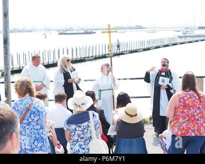 Queenborough, UK. 1er juillet 2018. Bénédiction des eaux est un service de l'organisation des détenus chaque année de grâce et de prière pour les marins s'est tenue à Port Queenborough. L'historique des rejets de l'obligation de prêcher au nom des pauvres fait sur le vicaire de Queenborough en 1690 par deux naufragés dont les noms sont inconnus. Le service était assisté par tous temps Sheerness & sauvetage côtiers, les pêcheurs locaux et des rameurs. Le service est tenu par l'église Holy Trinity, Queenborough. Credit : James Bell/Alamy Live News Banque D'Images