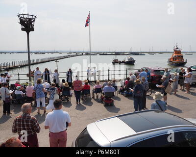 Queenborough, UK. 1er juillet 2018. Bénédiction des eaux est un service de l'organisation des détenus chaque année de grâce et de prière pour les marins s'est tenue à Port Queenborough. L'historique des rejets de l'obligation de prêcher au nom des pauvres fait sur le vicaire de Queenborough en 1690 par deux naufragés dont les noms sont inconnus. Le service était assisté par tous temps Sheerness & sauvetage côtiers, les pêcheurs locaux et des rameurs. Le service est tenu par l'église Holy Trinity, Queenborough. Credit : James Bell/Alamy Live News Banque D'Images