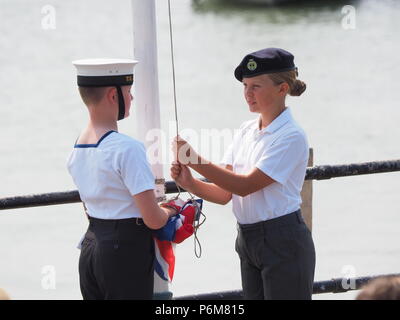 Queenborough, UK. 1er juillet 2018. Bénédiction des eaux est un service de l'organisation des détenus chaque année de grâce et de prière pour les marins s'est tenue à Port Queenborough. L'historique des rejets de l'obligation de prêcher au nom des pauvres fait sur le vicaire de Queenborough en 1690 par deux naufragés dont les noms sont inconnus. Le service était assisté par tous temps Sheerness & sauvetage côtiers, les pêcheurs locaux et des rameurs. Le service est tenu par l'église Holy Trinity, Queenborough. Credit : James Bell/Alamy Live News Banque D'Images