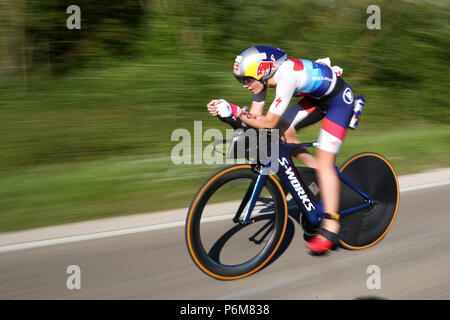 Greding, Allemagne. 1er juillet 2018. Triathlète britannique Charles Lucy en action pendant la partie vélo du Triathlon DATEV Challenge Roth 2018. A la 17e occasion de l'événement, les participants ont à 3.8km de natation, 180km vélo et courir 42km. Crédit : Daniel Karmann/dpa/Alamy Live News Banque D'Images