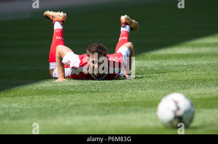 Berlin, Allemagne. 1er juillet 2018. Ouverture officielle de la saison de football, match amical entre 1. FC Union Berlin et FC Carl Zeiss Jena au Stadion an der alten Foersterei. L'Union européenne Christoph Schoesswendter regarde la balle depuis le sol. Credit : Annegret Hilse/DPA - AVIS IMPORTANT : En raison de la Ligue allemande de football (DFL)·s règlement d'accréditation, la publication et la redistribution en ligne et dans les médias en ligne est limité pendant le match à 15 images par match/dpa/Alamy Live News Banque D'Images