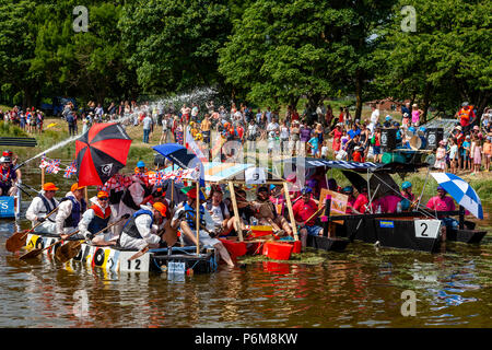 Les populations locales participent à la course annuelle de Ouseday Raft sur la rivière Ouse à Lewes dans l'aide d'organismes de bienfaisance locaux, Lewes, dans le Sussex, UK Banque D'Images