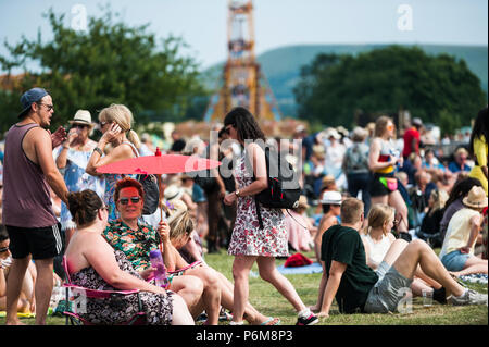 Glynde, East Sussex, 1er juillet 2018. Festivaliers profiter une autre brulante et humide journée à Glynde Place, dans le cadre pittoresque des South Downs, pour le dernier jour de l'amour du Suprême sixième fois en festival. Credit : Francesca Moore/Alamy Vivre Newscolo Banque D'Images