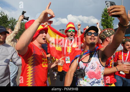 Moscou, Russie. 1er juillet 2018. Les partisans de l'Espagne par stade Luzhniki avant la Coupe du Monde FIFA 2018 ronde de 16 match entre l'Espagne et la Russie. Credit : Victor/Vytolskiy Alamy Live News Banque D'Images