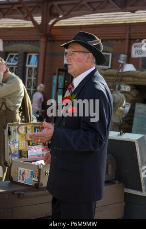 Kidderminster, UK. 1er juillet 2018. Un voyage dans le temps se poursuit à la Severn Valley Railway, tous impliqués en arrière vers les années 40. Les visiteurs et le personnel de mettre tout en œuvre pour assurer une guerre réaliste La Grande-Bretagne est vécu par tous sur ce patrimoine de la ligne de chemin de fer. Credit : Lee Hudson/Alamy Live News Banque D'Images