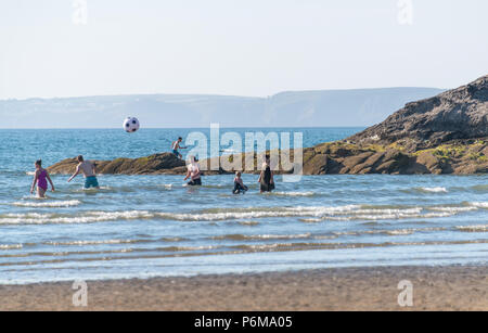 Grand Haven, Pays de Galles, Royaume-Uni. 30 juin 2018. Les gens apprécient la dernière de la vague de juin sur la plage de Grand Haven et Littlehaven en Galles du Sud. Thomas crédit Faull / Alamy Live News Banque D'Images