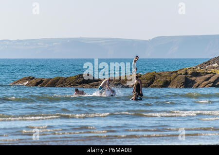 Grand Haven, Pays de Galles, Royaume-Uni. 30 juin 2018. Les gens apprécient la dernière de la vague de juin sur la plage de Grand Haven et Littlehaven en Galles du Sud. Thomas crédit Faull / Alamy Live News Banque D'Images