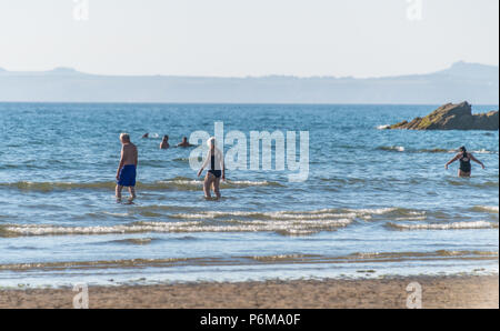 Grand Haven, Pays de Galles, Royaume-Uni. 30 juin 2018. Les gens apprécient la dernière de la vague de juin sur la plage de Grand Haven et Littlehaven en Galles du Sud. Thomas crédit Faull / Alamy Live News Banque D'Images