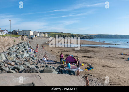 Grand Haven, Pays de Galles, Royaume-Uni. 30 juin 2018. Les gens apprécient la dernière de la vague de juin sur la plage de Grand Haven et Littlehaven en Galles du Sud. Thomas crédit Faull / Alamy Live News Banque D'Images