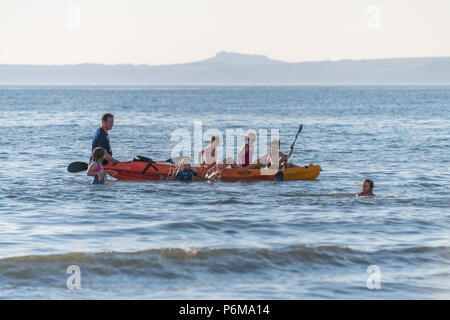 Grand Haven, Pays de Galles, Royaume-Uni. 30 juin 2018. Les gens apprécient la dernière de la vague de juin sur la plage de Grand Haven et Littlehaven en Galles du Sud. Thomas crédit Faull / Alamy Live News Banque D'Images