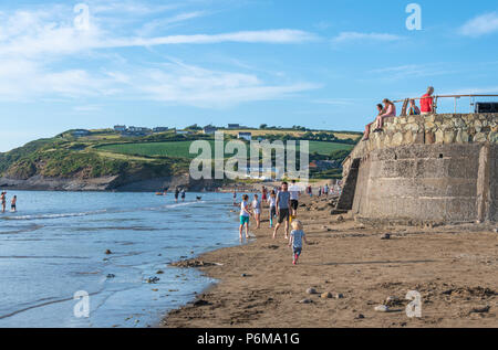 Grand Haven, Pays de Galles, Royaume-Uni. 30 juin 2018. Les gens apprécient la dernière de la vague de juin sur la plage de Grand Haven et Littlehaven en Galles du Sud. Thomas crédit Faull / Alamy Live News Banque D'Images